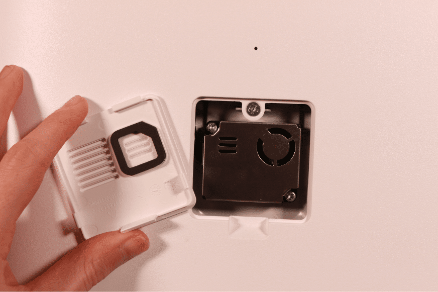 Датчик воздухоочистителя Xiaomi Mi Air Purifier Pro H и заслонка воздухозаборника в руке